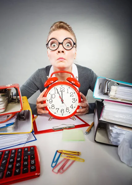 Affärskvinna i kontor med stor röd klocka. — Stockfoto