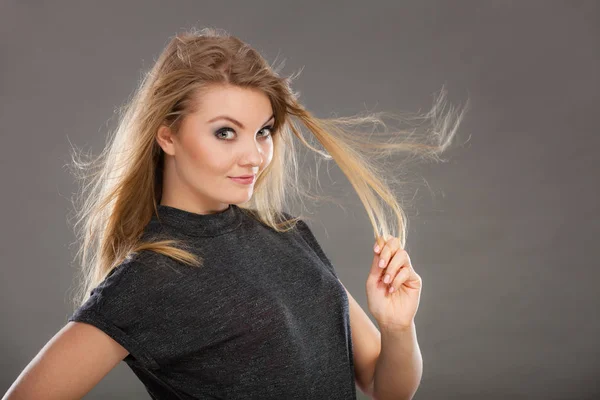 Aantrekkelijke blonde vrouw met windblown haar — Stockfoto