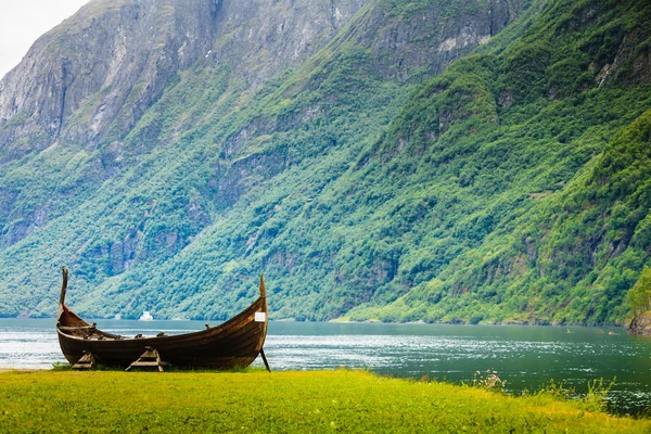 Altes hölzernes Wikingerboot in norwegischer Natur — Stockfoto
