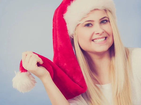 サンタ クロースの帽子を身に着けている幸せな若い女 — ストック写真