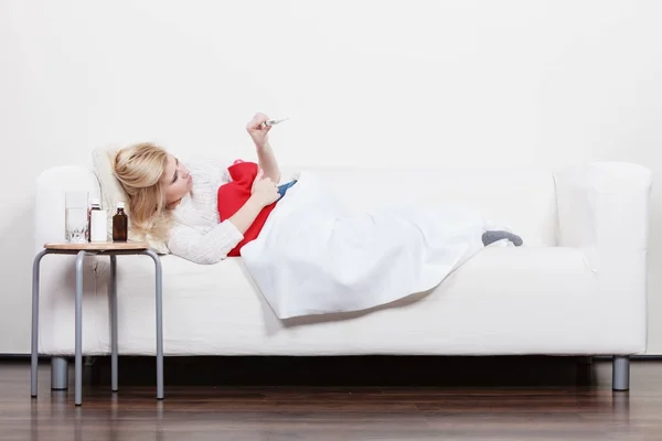 Vrouw ziek of griep liggend op de Bank hebben — Stockfoto