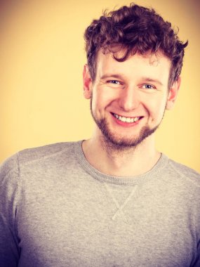 Sarışın gülümseyen adam portresi.