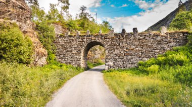 Eski yol manzara Norveç dağlarında