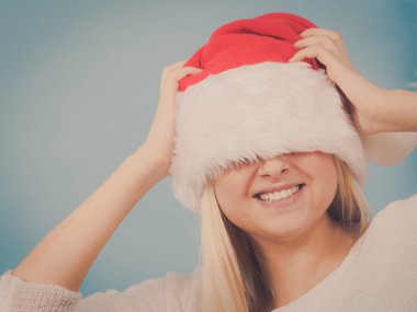 Gözleri kapsar Noel Baba şapkası giyen kadın