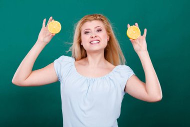 Kız holding limon narenciye meyve