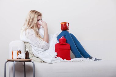 Kadının koltukta yalan grip olan hasta