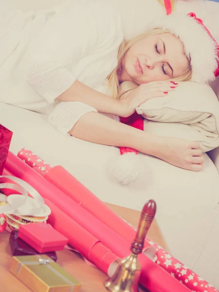 Evde kanepede uyuyan Noel Baba şapkası giyen kız — Stok fotoğraf
