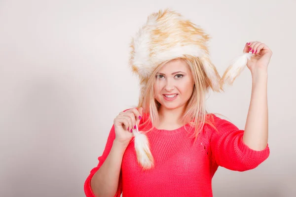 Привлекательная женщина в пушистой зимней шляпе — стоковое фото