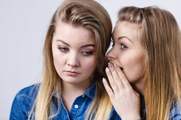 Donna essere triste il suo amico confortarla — Foto Stock