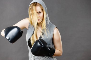 Boksör kız egzersiz ile boks eldivenleri.