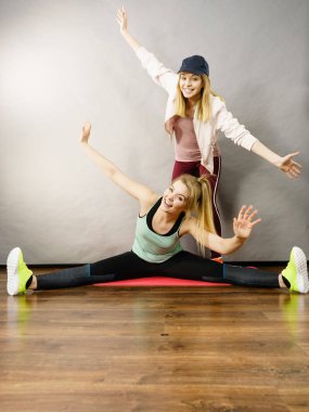 Eğitmen ile egzersiz yaparken spor giyim kadın