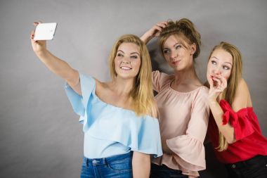 Şık kadın selfie alarak