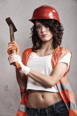 Çekiç aracı tutan güvenlik kask seksi kız