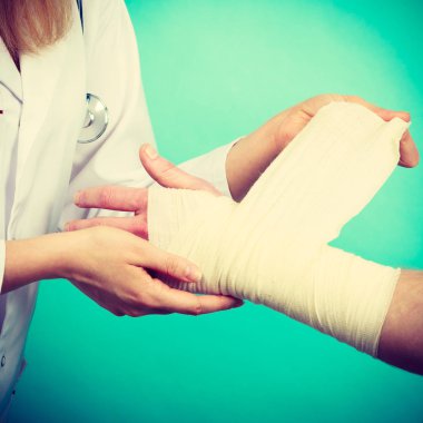 Doktor bandaj burkulan bileği.