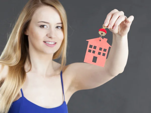 Mujer sosteniendo la llave con símbolo de la casa — Foto de Stock