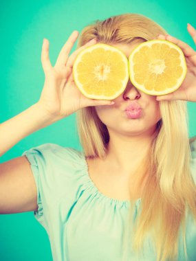 Greyfurt gözleriyle kapsayan kız