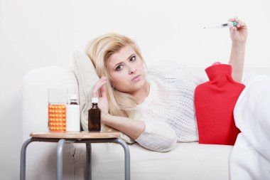 Kadının koltukta yalan grip olan hasta