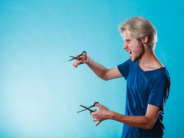 Muž s nůžkami pro zastřihovače — Stock fotografie