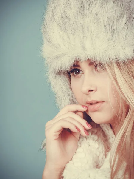 Mujer rubia en invierno sombrero peludo cálido —  Fotos de Stock