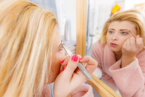 Mujer pinza las cejas depilando con pinzas — Foto de Stock