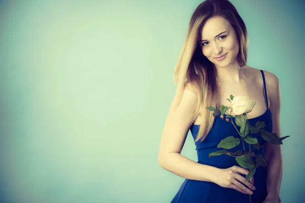 Krásná žena držící bílé růže — Stock fotografie