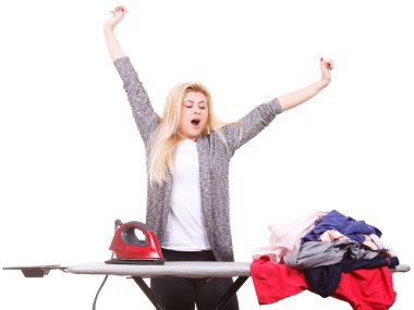 Yorgun kadın ütü yaparken esneme