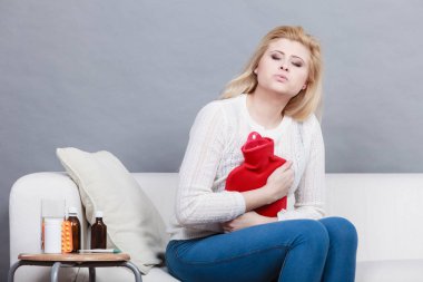 Cofa üzerinde oturan kadın duygu mide krampları