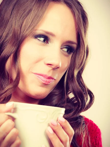 Herbst Frau hält Becher mit Kaffee warmem Getränk — Stockfoto