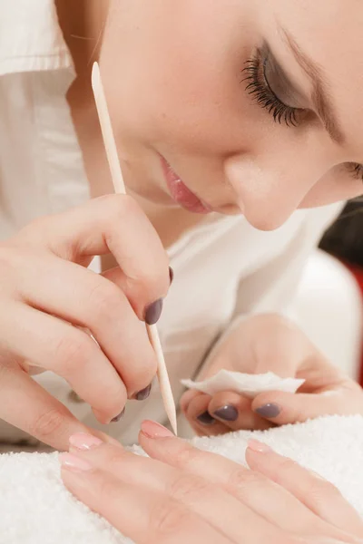 Estetista che prepara unghie prima di manicure, spingendo indietro cuticole — Foto Stock