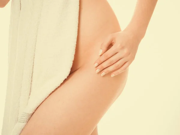 Woman ass vagin belly hide by towel. — Stockfoto