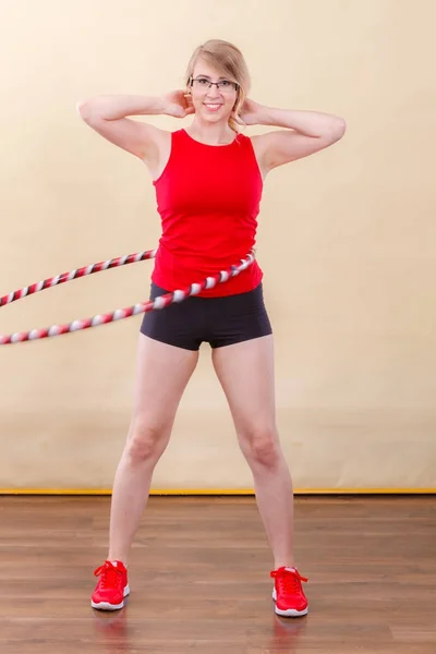 Fit vrouw met hoelahoep doen oefening — Stockfoto