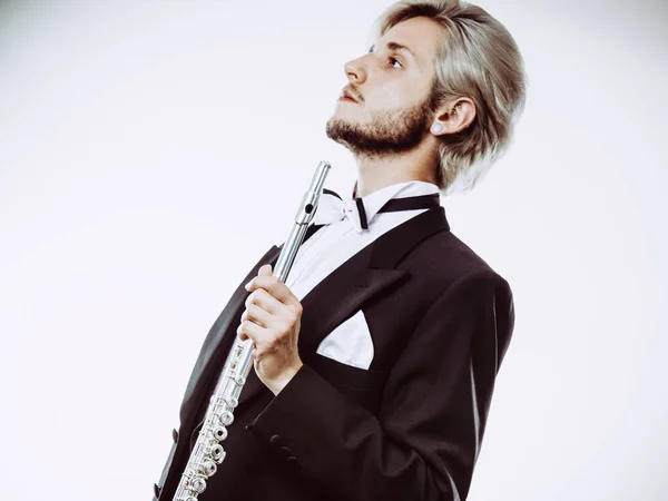 Mannelijke fluitist Rokkostuum dragen houdt fluit — Stockfoto