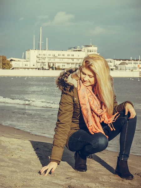 Kvinna som är avkopplande på stranden, kall dag — Stockfoto