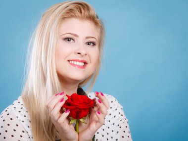 Mavi kırmızı gül çiçek tutan kadın