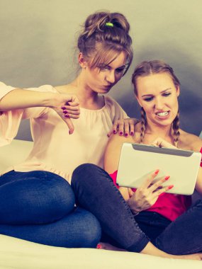 iki kadın tablet kullanma