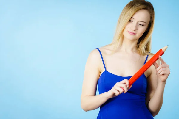 Vrouw verward denken, grote potlood in de hand — Stockfoto