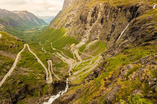 Trolls Path Trollstigen carretera de montaña en Noruega — Foto de Stock