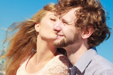 Dating. Çift öpüşme aşk içinde 