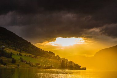 Deniz fiyort Norveç üzerinden kırmızı günbatımı