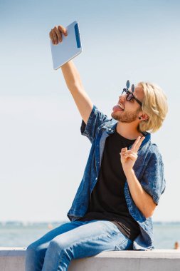 Selfie tablet ile alarak dışında hipster adam