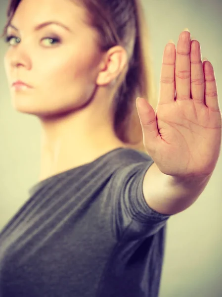 Assertieve vrouw maken stop gebaar. — Stockfoto
