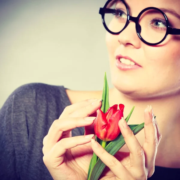Bellezza donna con fiore di tulipano . — Foto Stock