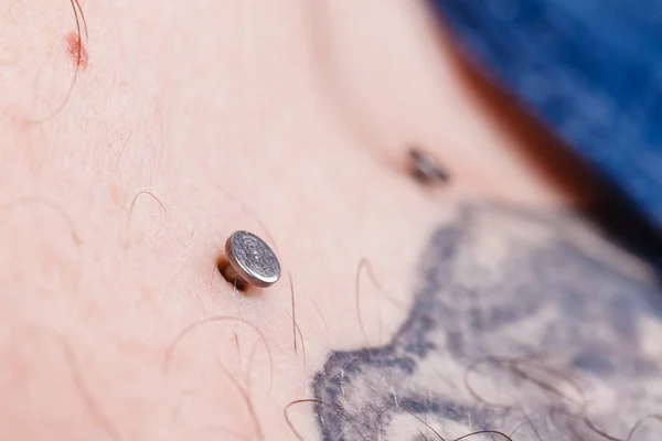 Borstbeen, decolleté, microdermal, oppervlakte piercing op sleutelbeenderen. — Stockfoto