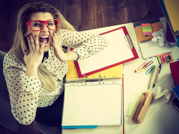 Femme d'affaires heureuse au bureau — Photo