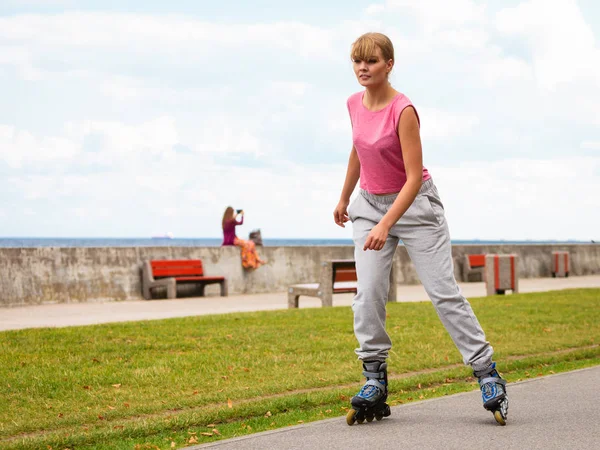 젊은 여성 운동 rollerblades에 야외. — 스톡 사진