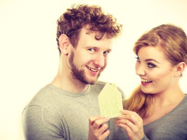 Genç çift ev modeli ile.