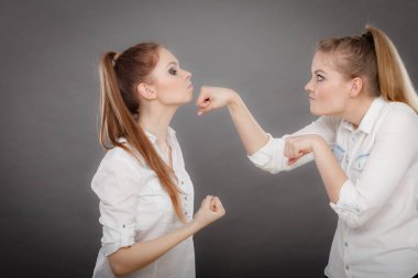 Güzel oynak kız kadın portre.