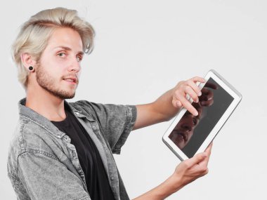 Tablet bilgisayar kullanan trendy genç adam
