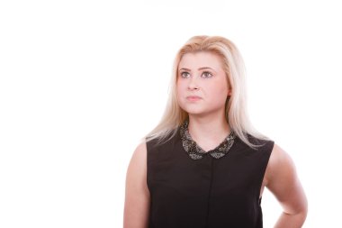 Ciddi bir yüz ifadesi ile sarışın kadın portresi