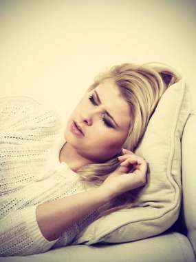 Çok iyi duygu kanepede yatan kadın